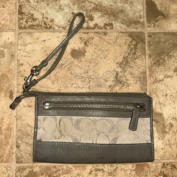 Coach signature canvas wristlet wallet in gray with patent leather trim - Picture 5 of 5